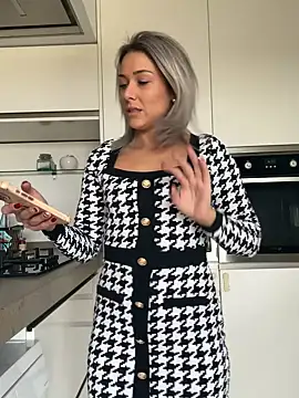 petrouchkaaa  online show from 12.04.25