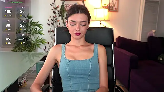 Snapshot of olivia_jeas chatting on 06.27.26 olivia jeas online show from 06.27.26