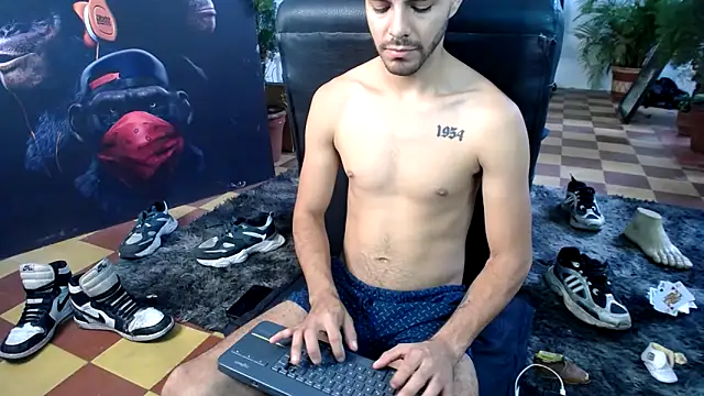 Snapshot of cutehornymax chatting on 04.08.26 cutehornymax online show from 04.08.26