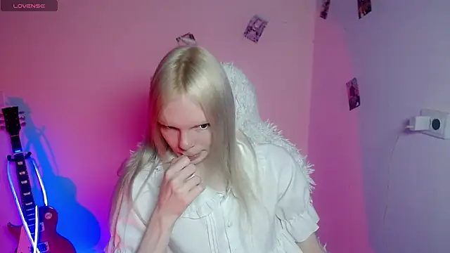 Snapshot of Emily_Nyaffee chatting on 04.04.26 Emily Nyaffee online show from 04.04.26