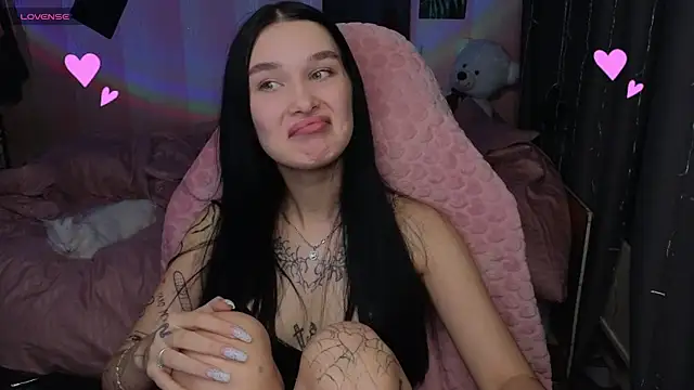 Snapshot of Amanda_Tender chatting on 10.20.25 Amanda Tender online show from 10.20.25