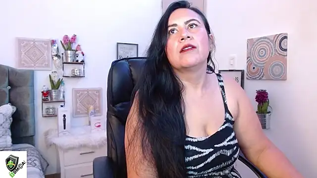 Snapshot of amalia_brunette chatting on 12.13.24 amalia brunette online show from 12.13.24