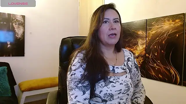 Snapshot of amalia_brunette chatting on 12.19.25 amalia brunette online show from 12.19.25