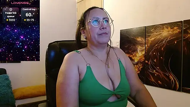 Snapshot of amalia_brunette chatting on 12.22.25 amalia brunette online show from 12.22.25