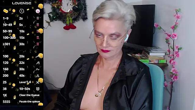 Snapshot of scarlett_paris22 chatting on 01.04.25 scarlett paris22 online show from 01.04.25