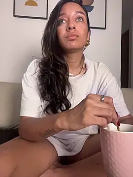 Snapshot of DianaHopson chatting on 02.05.26 DianaHopson online show from 02.05.26