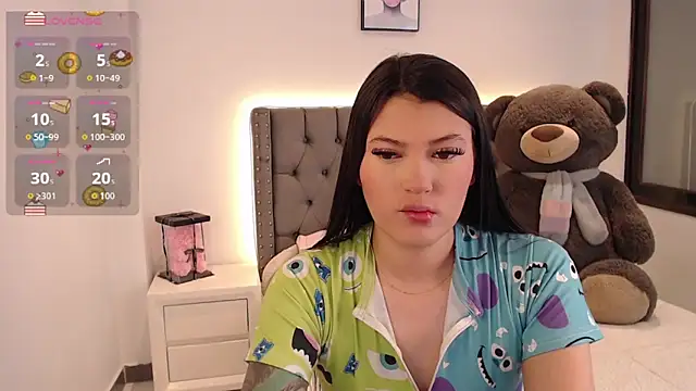 Snapshot of Nicols66 chatting on 11.17.25 Nicols66 online show from 11.17.25