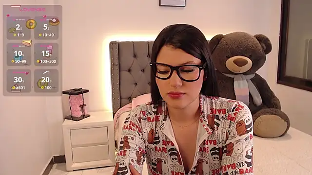 Snapshot of Nicols66 chatting on 11.21.25 Nicols66 online show from 11.21.25