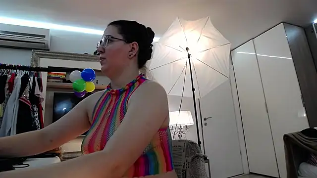 Snapshot of ILoveToFeelU chatting on 01.22.25 ILoveToFeelU online show from 01.22.25