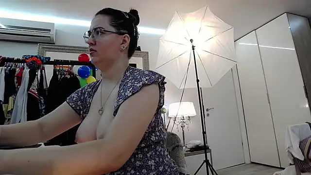 Snapshot of ILoveToFeelU chatting on 01.28.25 ILoveToFeelU online show from 01.28.25