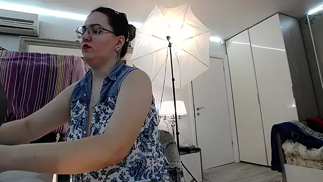 Snapshot of ILoveToFeelU chatting on 02.13.25 ILoveToFeelU online show from 02.13.25