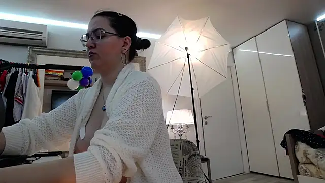 Snapshot of ILoveToFeelU chatting on 02.23.25 ILoveToFeelU online show from 02.23.25