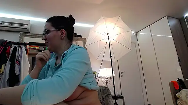 Snapshot of ILoveToFeelU chatting on 02.28.25 ILoveToFeelU online show from 02.28.25