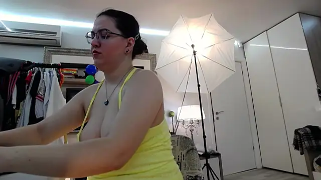 Snapshot of ILoveToFeelU chatting on 03.04.25 ILoveToFeelU online show from 03.04.25