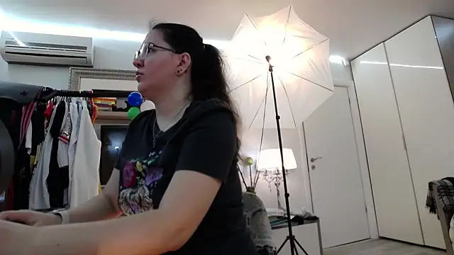 Snapshot of ILoveToFeelU chatting on 03.05.25 ILoveToFeelU online show from 03.05.25