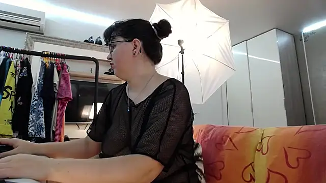 Snapshot of ILoveToFeelU chatting on 09.28.25 ILoveToFeelU online show from 09.28.25