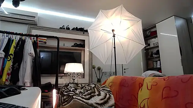 Snapshot of ILoveToFeelU chatting on 10.09.25 ILoveToFeelU online show from 10.09.25