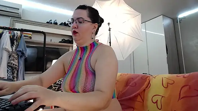 Snapshot of ILoveToFeelU chatting on 10.14.25 ILoveToFeelU online show from 10.14.25