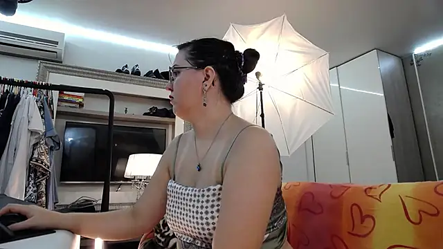 Snapshot of ILoveToFeelU chatting on 10.19.25 ILoveToFeelU online show from 10.19.25