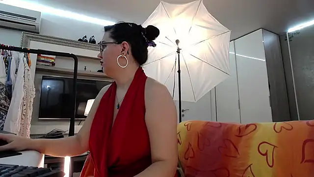 Snapshot of ILoveToFeelU chatting on 10.27.25 ILoveToFeelU online show from 10.27.25