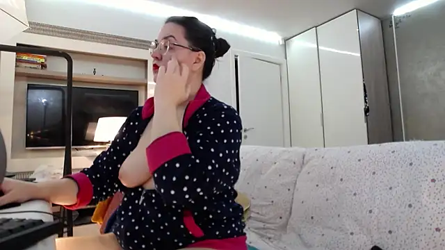 Snapshot of ILoveToFeelU chatting on 06.18.26 ILoveToFeelU online show from 06.18.26