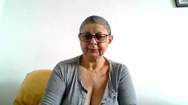 Snapshot of roseblak42 chatting on 11.20.25 roseblak42 online show from 11.20.25