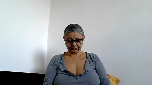 Snapshot of roseblak42 chatting on 11.21.25 roseblak42 online show from 11.21.25