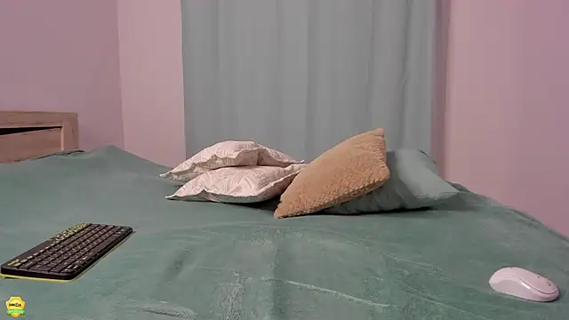 Snapshot of me___ow chatting on 12.06.24 me ow online show from 12.06.24