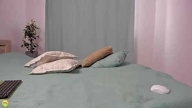 Snapshot of me___ow chatting on 01.27.25 me ow online show from 01.27.25