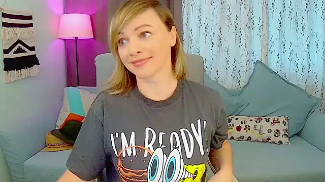 Snapshot of NandiSmile chatting on 10.27.25 NandiSmile online show from 10.27.25