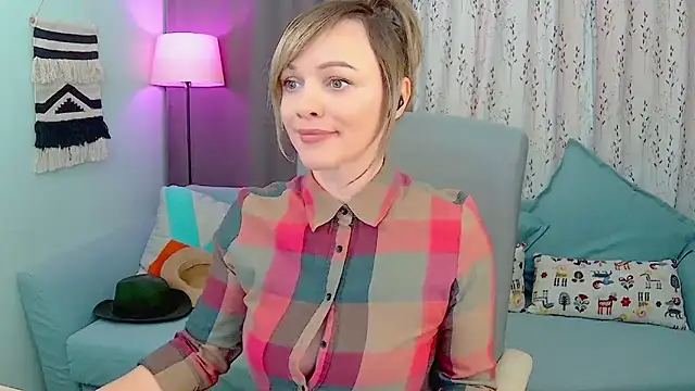 Snapshot of NandiSmile chatting on 11.03.25 NandiSmile online show from 11.03.25