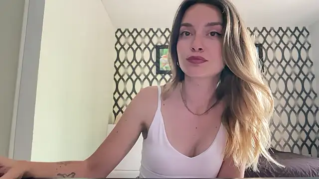 Snapshot of SirenaBelle chatting on 12.28.24 SirenaBelle online show from 12.28.24