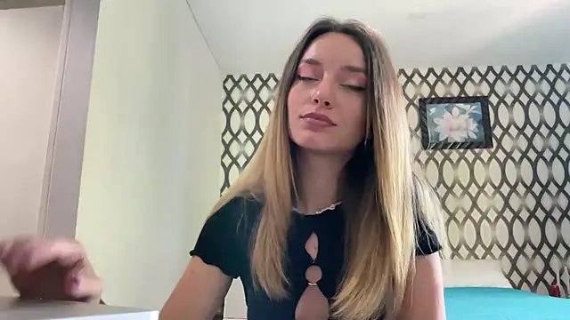 Snapshot of SirenaBelle chatting on 02.08.25 SirenaBelle online show from 02.08.25