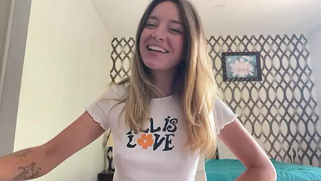 Snapshot of SirenaBelle chatting on 02.15.25 SirenaBelle online show from 02.15.25