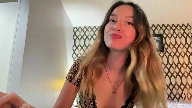 Snapshot of SirenaBelle chatting on 02.25.25 SirenaBelle online show from 02.25.25