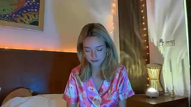 Snapshot of SirenaBelle chatting on 11.04.25 SirenaBelle online show from 11.04.25