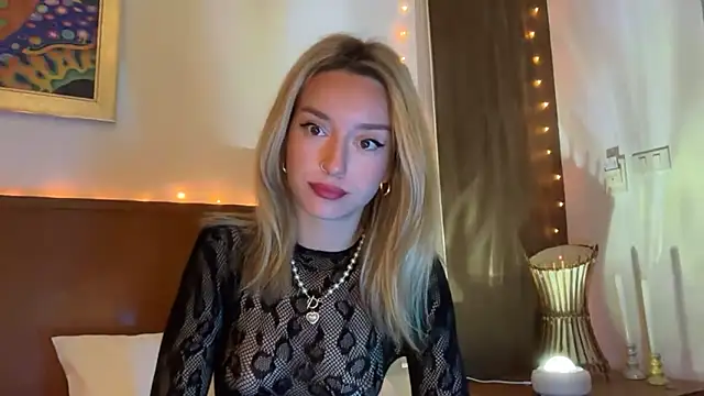 Snapshot of SirenaBelle chatting on 11.16.25 SirenaBelle online show from 11.16.25