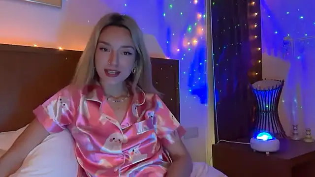 Snapshot of SirenaBelle chatting on 11.22.25 SirenaBelle online show from 11.22.25