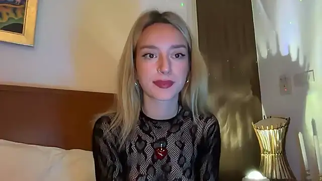 Snapshot of SirenaBelle chatting on 11.23.25 SirenaBelle online show from 11.23.25