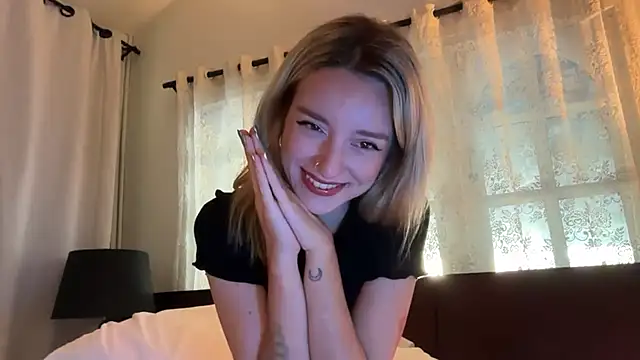 Snapshot of SirenaBelle chatting on 12.14.25 SirenaBelle online show from 12.14.25