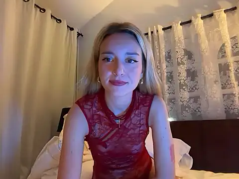 Snapshot of SirenaBelle chatting on 12.14.25 SirenaBelle online show from 12.14.25