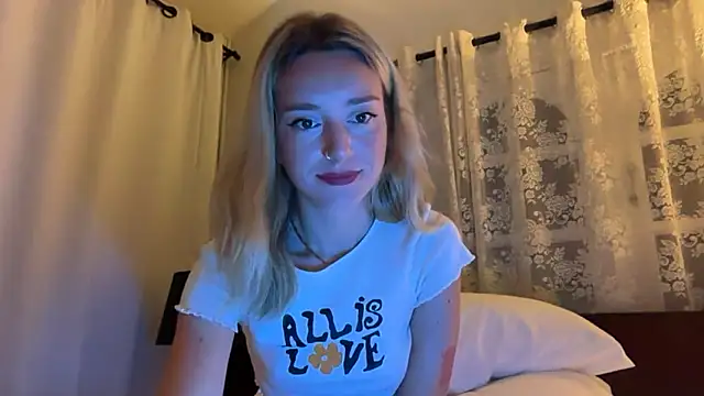 Snapshot of SirenaBelle chatting on 12.21.25 SirenaBelle online show from 12.21.25