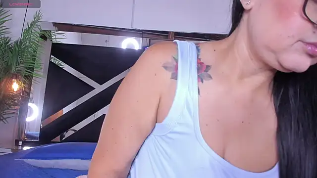 Snapshot of emily-fox chatting on 11.28.25 emily-fox online show from 11.28.25