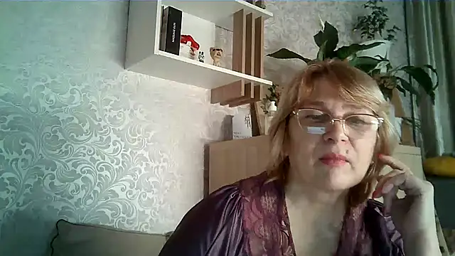 Snapshot of Aline_LoveFlowers chatting on 12.04.25 Aline LoveFlowers online show from 12.04.25