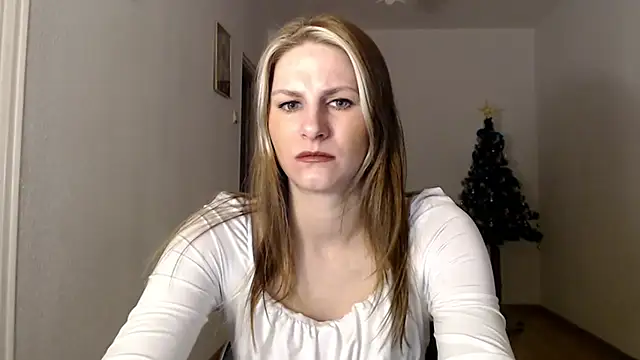Snapshot of DagmarieFlirt chatting on 12.21.24 DagmarieFlirt online show from 12.21.24
