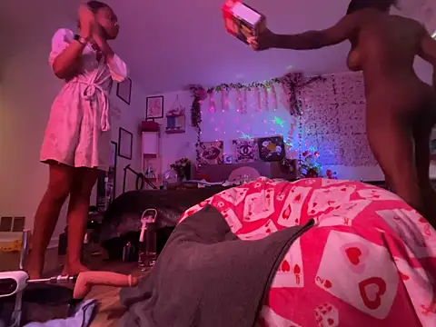 Snapshot of VixenCapri chatting on 02.18.26 VixenCapri online show from 02.18.26