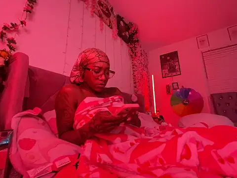 Snapshot of VixenCapri chatting on 03.11.26 VixenCapri online show from 03.11.26