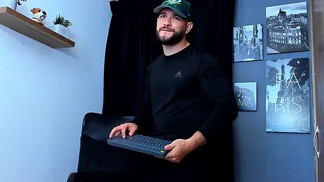 Snapshot of AndrewDiaz chatting on 10.24.25 AndrewDiaz online show from 10.24.25