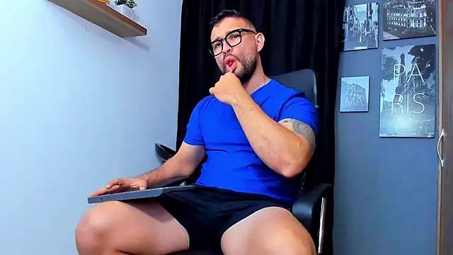 Snapshot of AndrewDiaz chatting on 11.18.25 AndrewDiaz online show from 11.18.25