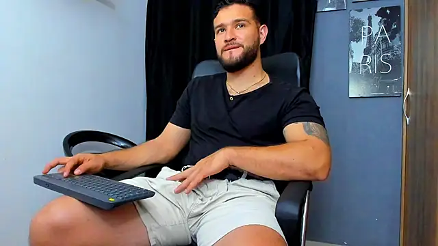 Snapshot of AndrewDiaz chatting on 12.23.25 AndrewDiaz online show from 12.23.25